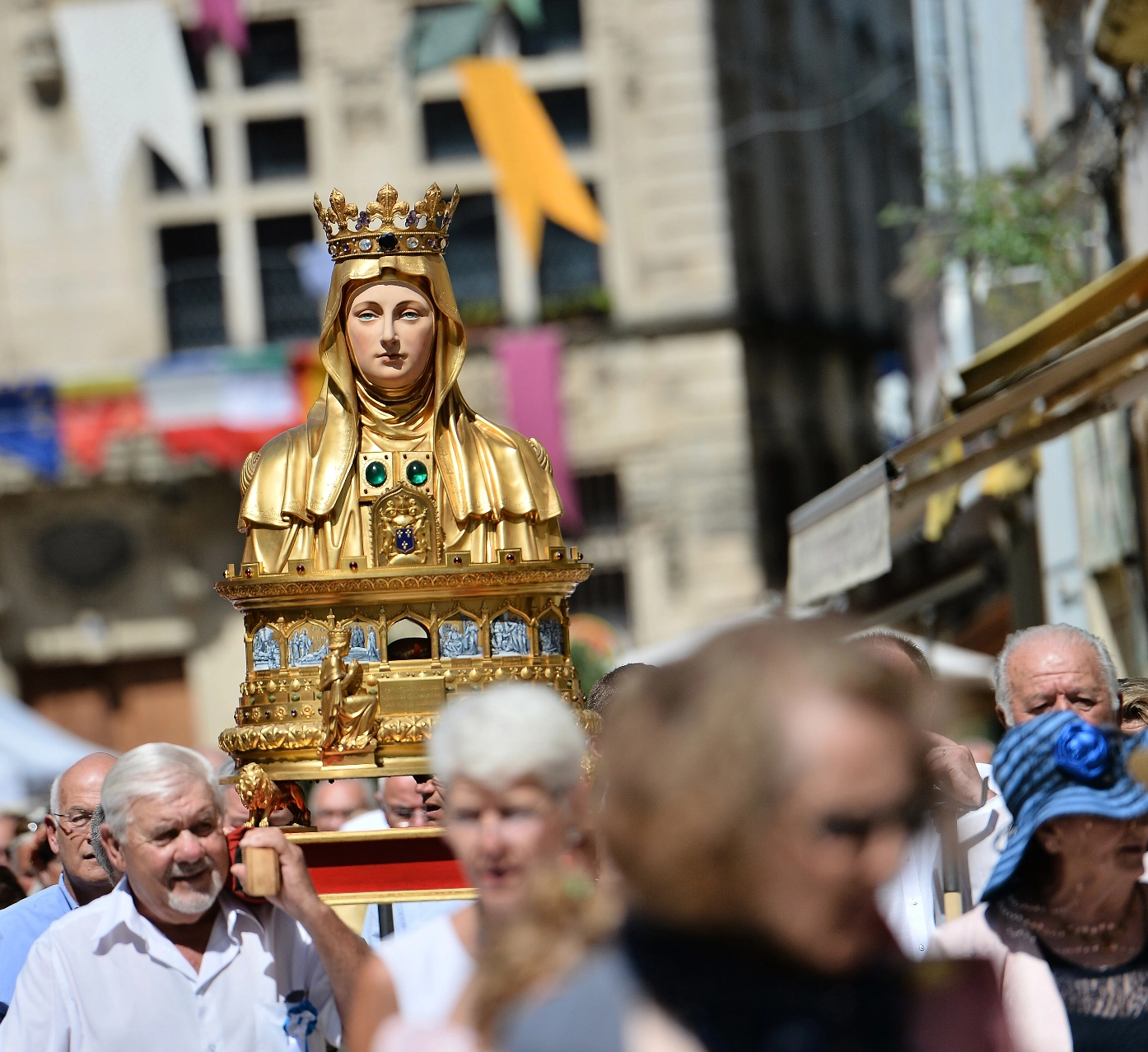 Het reliekbeeld van de heilige Martha tijdens de processie te Tarascon