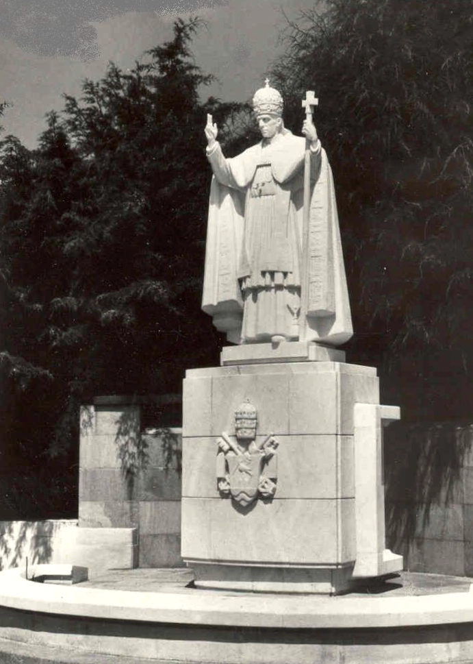 Standbeeld van paus Pius XII in Fatima