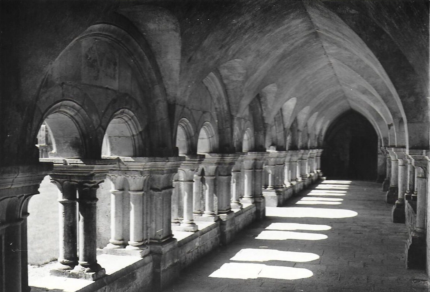 De kloostergang van de cisterciënzerabdij van Fontenay