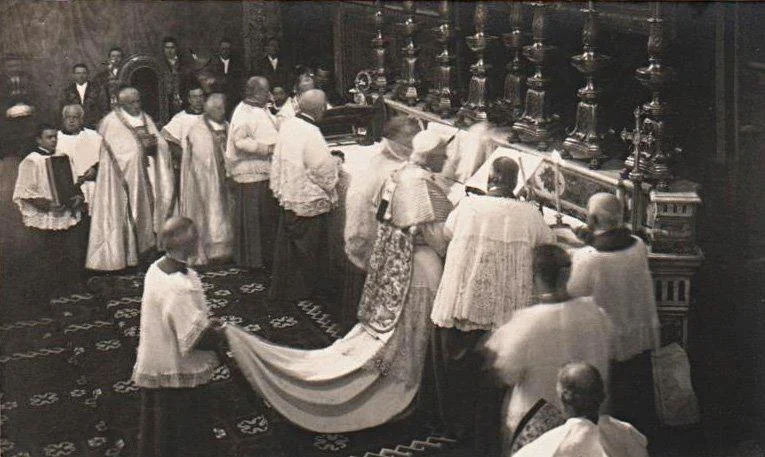 De H. paus Pius X draagt de Heilige Mis op in de Sint-Pietersbasiliek