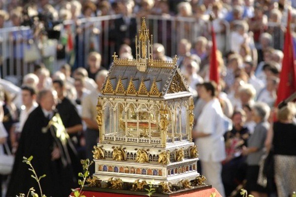 De jaarlijkse Szent Jobb-processie in Boedapest